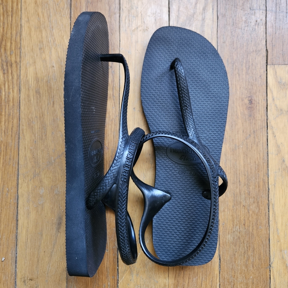 Havaianas Flash sandals in black. Size 9.